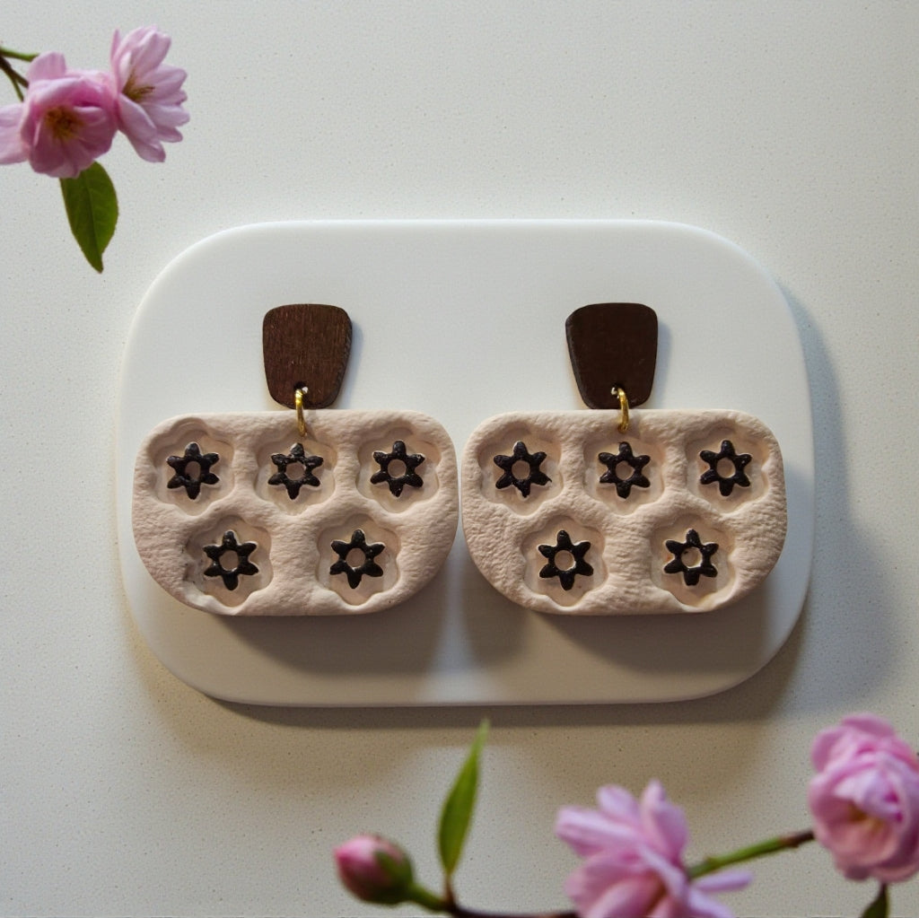 Flowery tile black